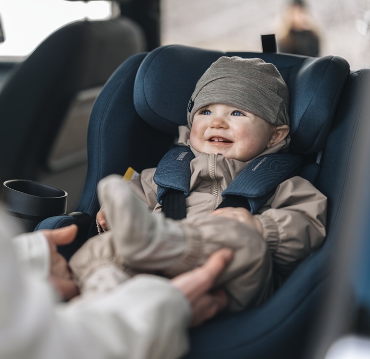 Obrotowy fotelik samochodowy Thule Elm Connect 360 montowany na bazie ISOFIX dla dzieci 67-105 cm
