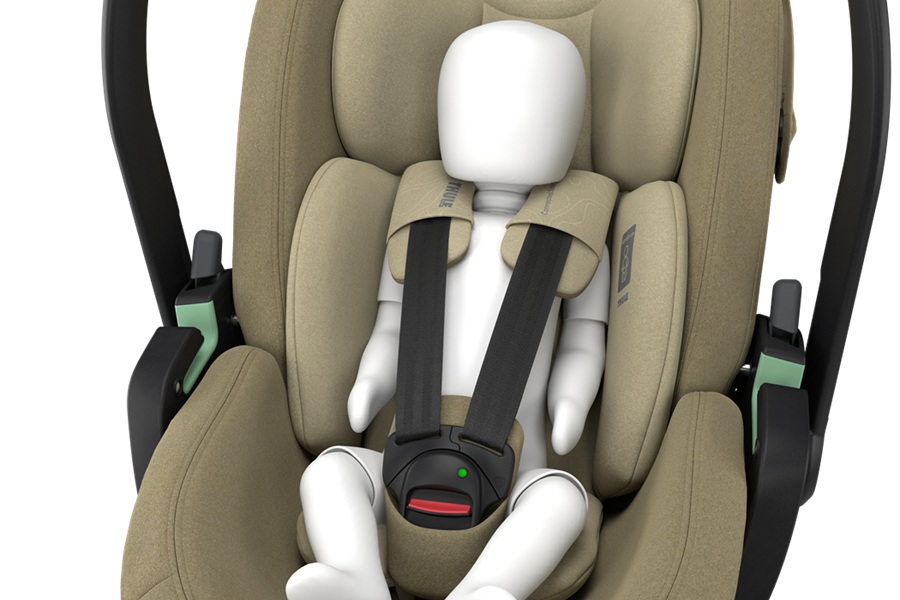 Zbliżenie na funkcje cyfrowe i klamrę e-Buckle w foteliku Thule Maple Connect