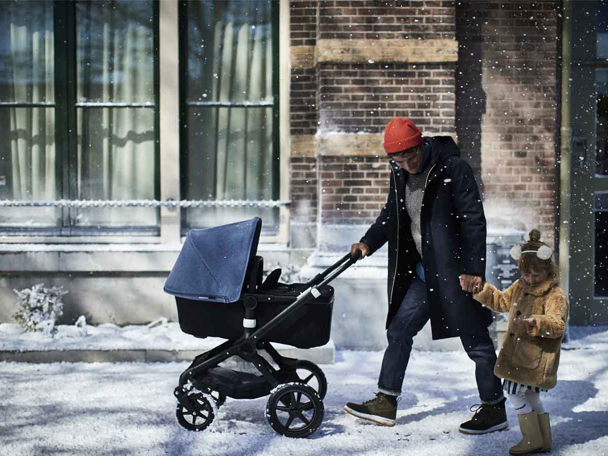 Tata z dzieckiem na spacerze zimą