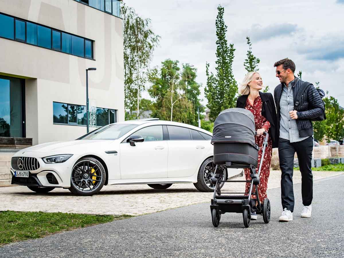 rodzice na spacerze z dzieckiem w wózku Hartan Mercedes AMG