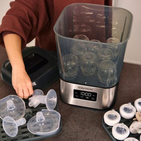 Wnętrze sterylizatora Baby Brezza SuperQuick z butelkami i akcesoriami