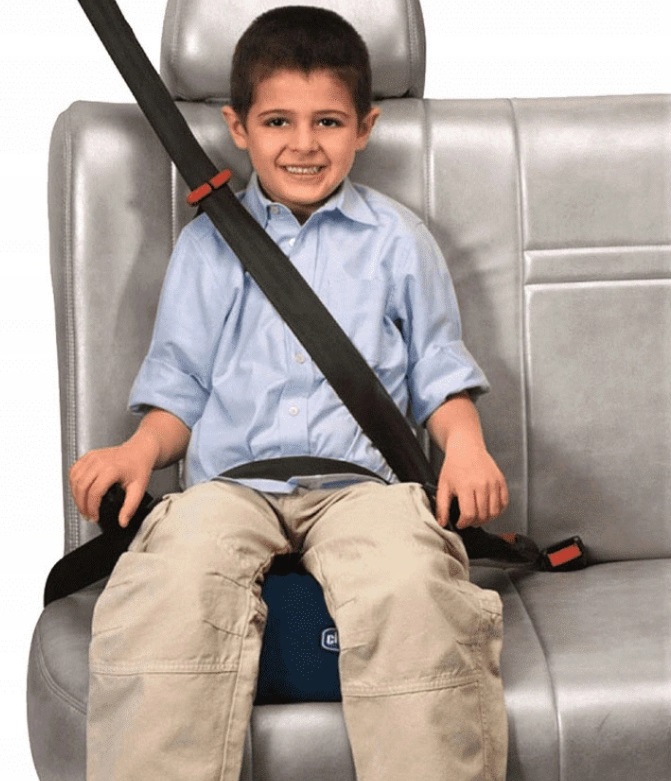 Anatomiczna podstawka QUASAR jest zatwierdzona zgodnie z normą ECE R44/04 do przewożenia dzieci o wadze od 15 do 36 (Grupa 2 i 3). Dziecko przypinane jest samochodowymi pasami bezpieczeństwa. Umieszczony na pasie zaczep informuje o prawidłowym zapięciu pasa, który, aby zapewnić bezpieczeństwo w razie zderzenia, powinien znajdować się w prawidłowej pozycji tj. na wysokości ramienia dziecka. Tapicerkę można zdjąć i uprać.