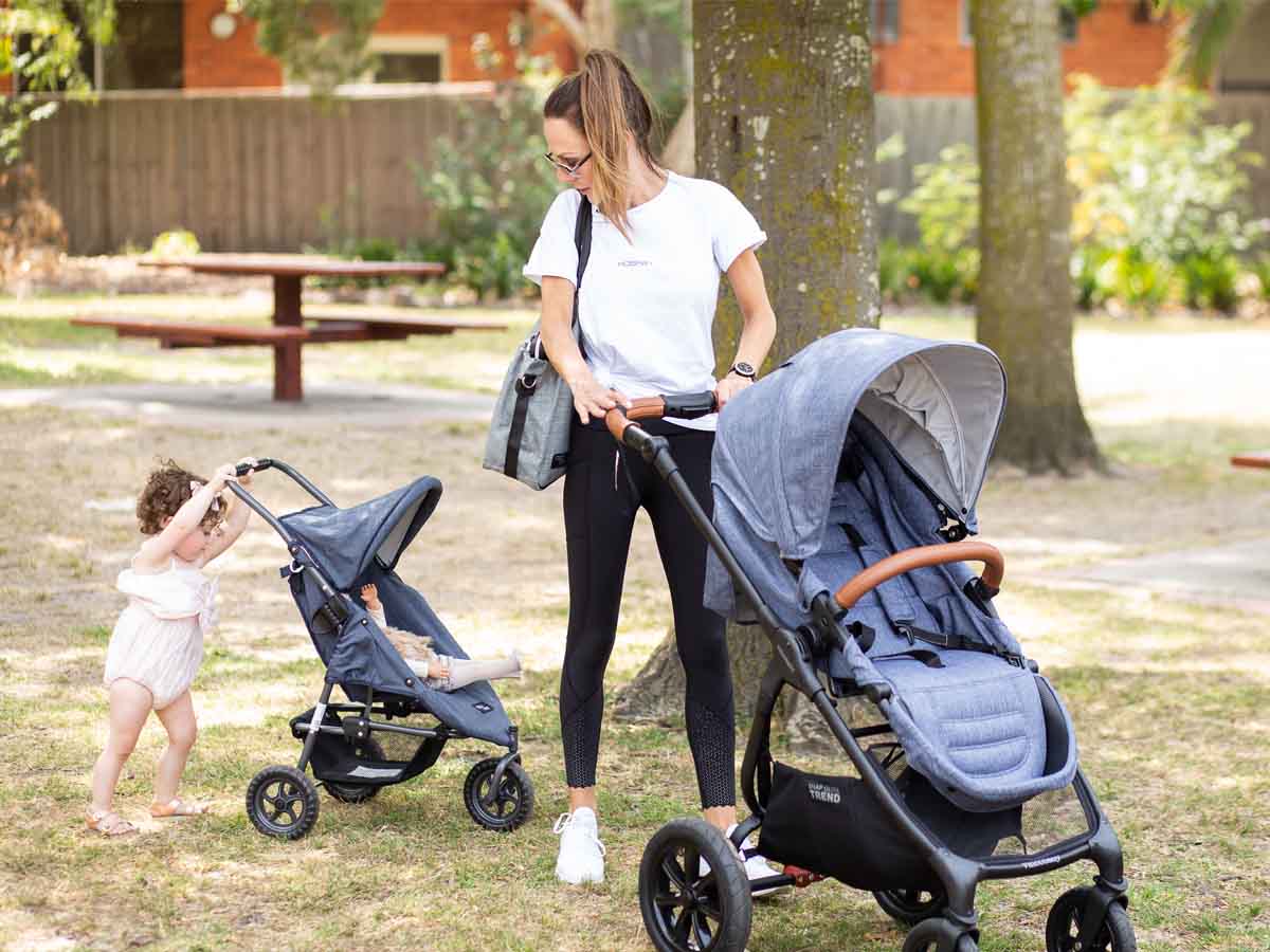 wózek spacerowy dziecko i mama na spacerze