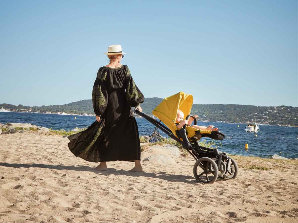 wózek dla dziecka na plaży