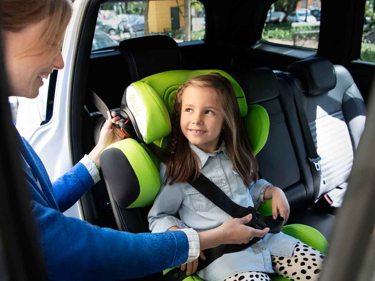 Dziewczynka w samochodzie w zielonym foteliku marki kiddy