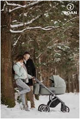 rodzice na zimowym spacerze z wózkiem roan bass next
