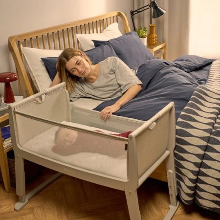 SnuzPod Studio ustawione przy łóżku rodziców