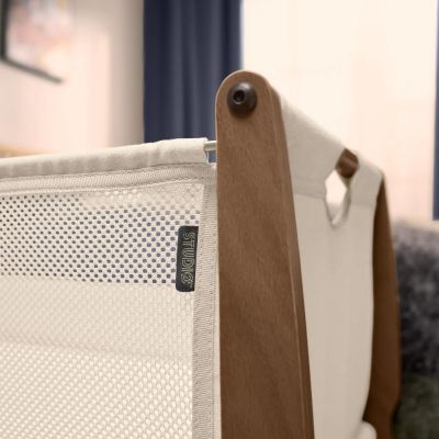 Drewniana rama i detale wykończenia łóżeczka Snüz SnuzPod Studio