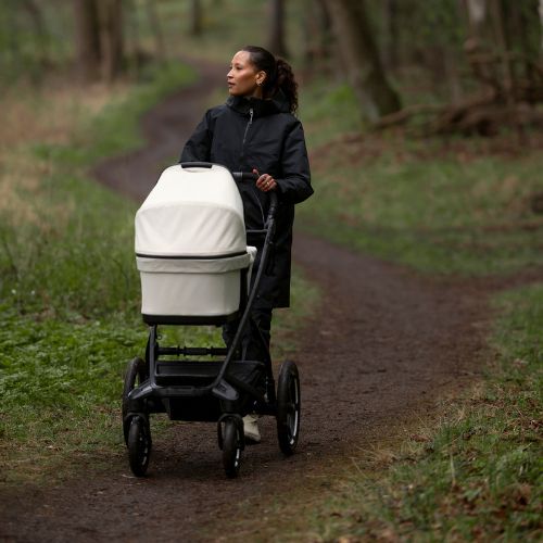 Thule Urban Glide 3, terenowy wózek dziecięcy na leśnej ścieżce